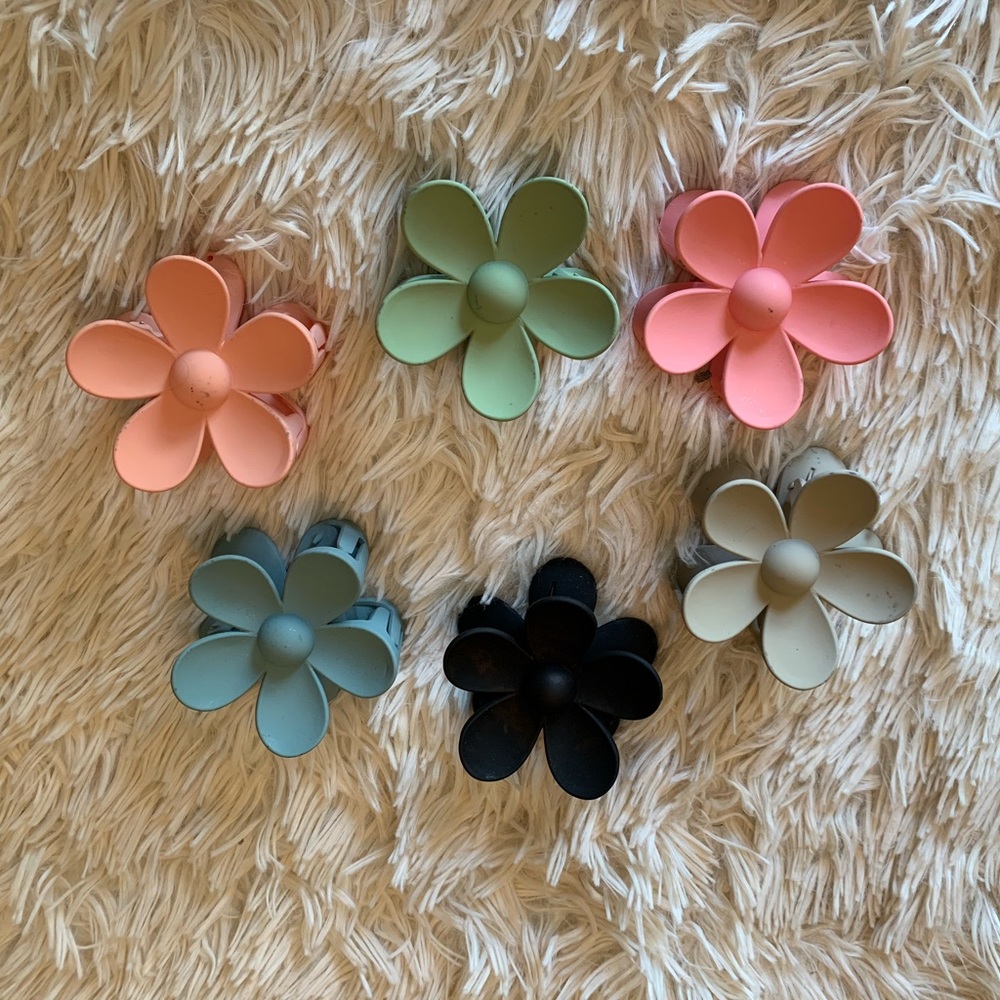 Flower Hair clips 6 colors NWOT Beautiful colors for any occasion